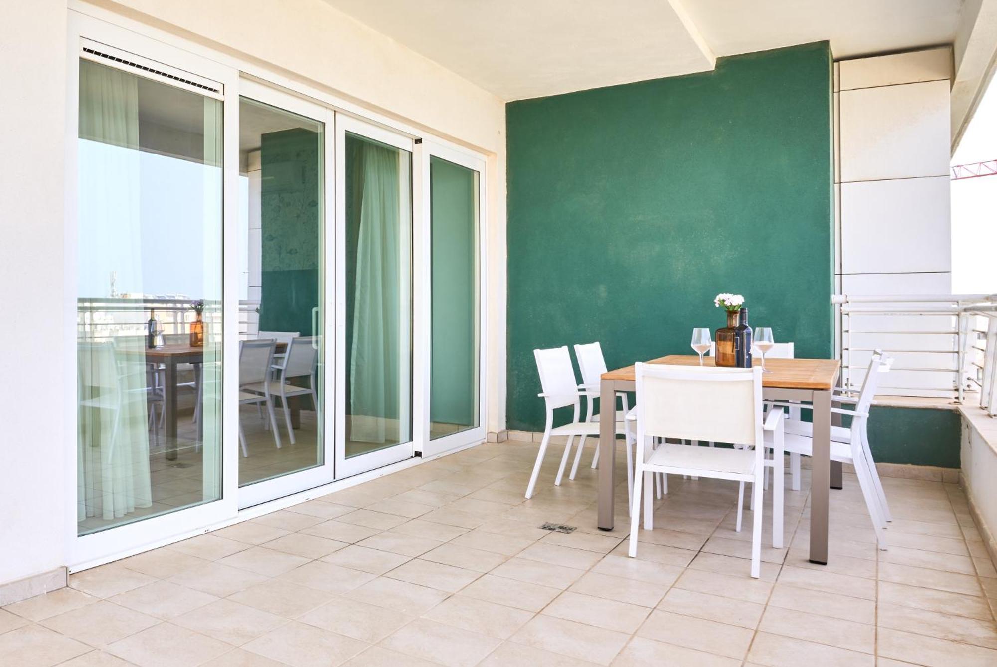 Stunning 3-Bedroom Seaview Retreat In Fort Cambridge Sliema Ngoại thất bức ảnh