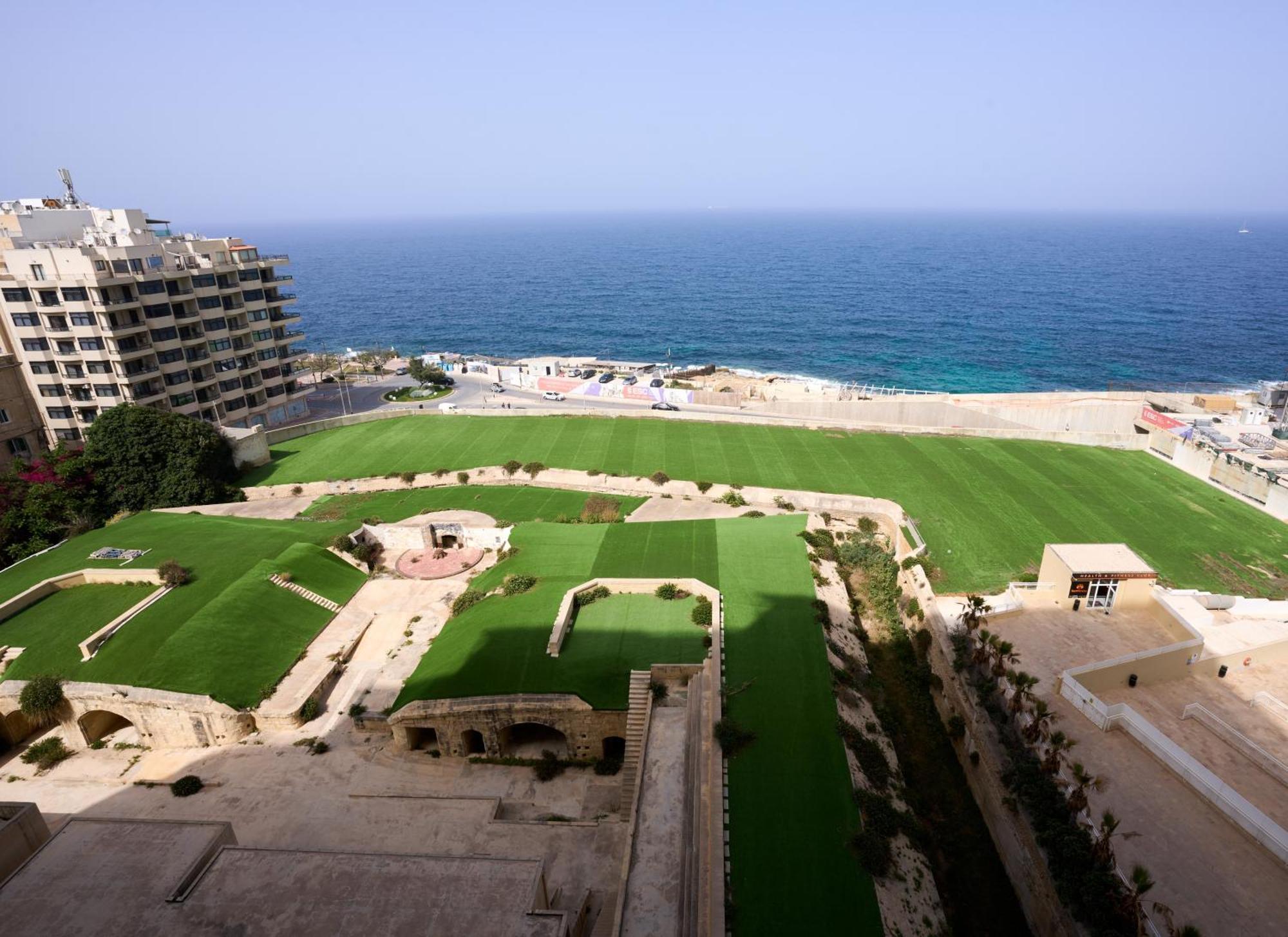 Stunning 3-Bedroom Seaview Retreat In Fort Cambridge Sliema Ngoại thất bức ảnh