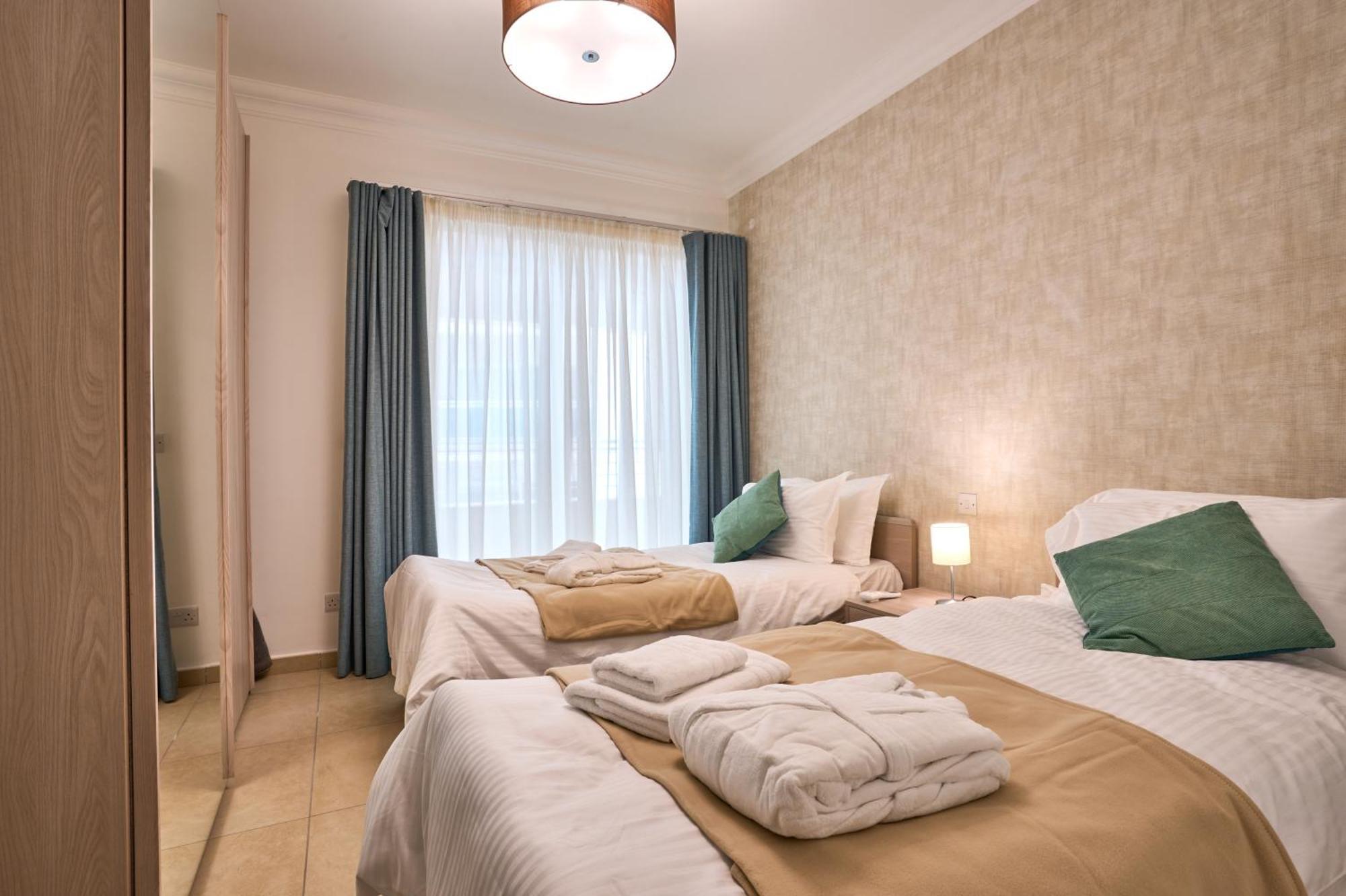 Stunning 3-Bedroom Seaview Retreat In Fort Cambridge Sliema Ngoại thất bức ảnh