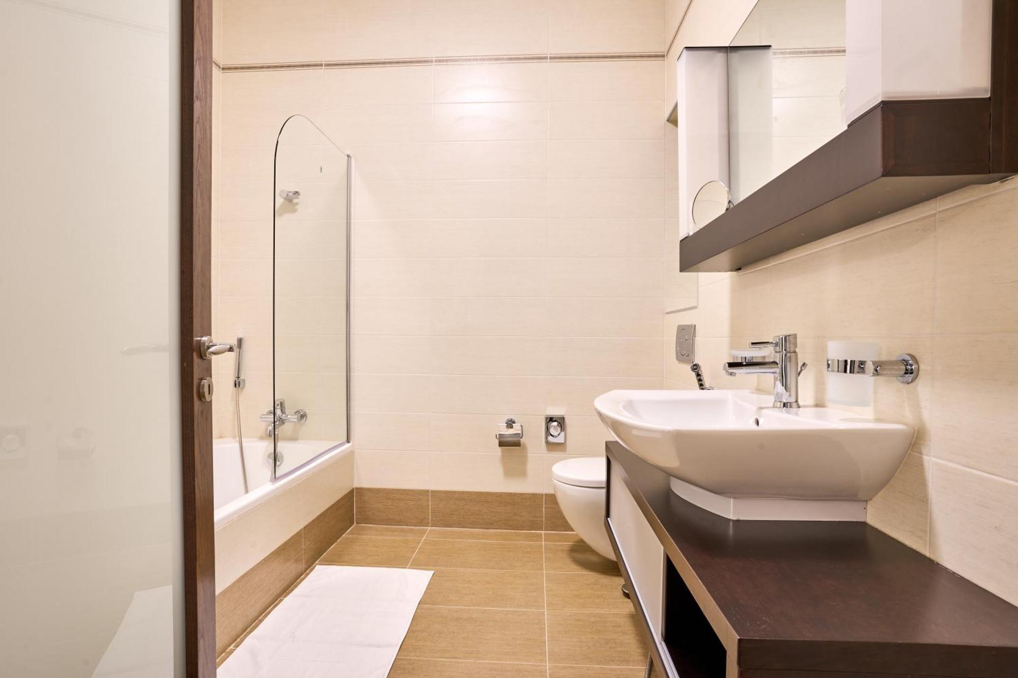 Stunning 3-Bedroom Seaview Retreat In Fort Cambridge Sliema Ngoại thất bức ảnh