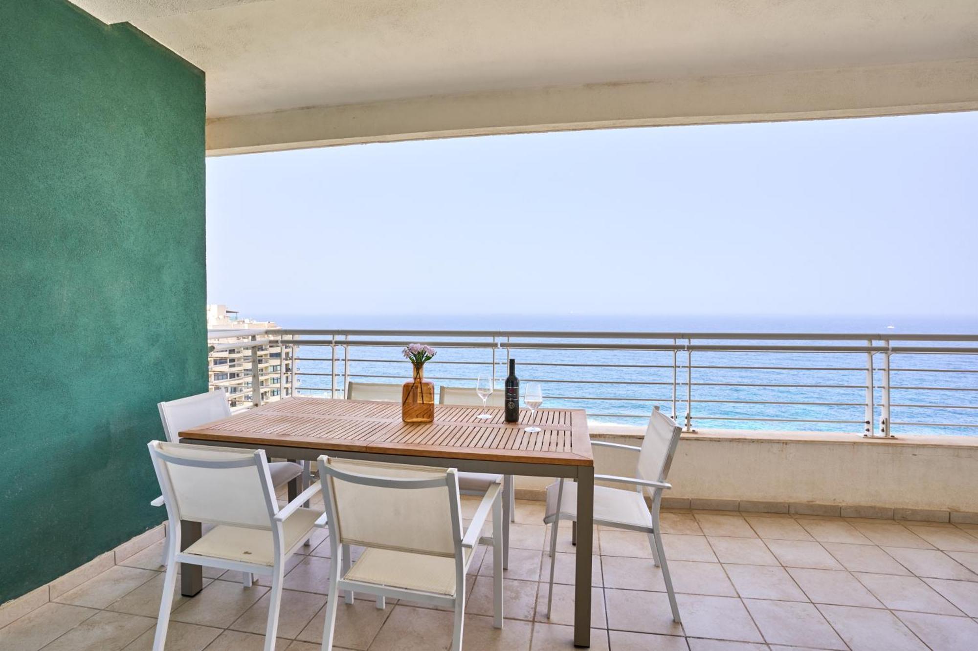 Stunning 3-Bedroom Seaview Retreat In Fort Cambridge Sliema Ngoại thất bức ảnh