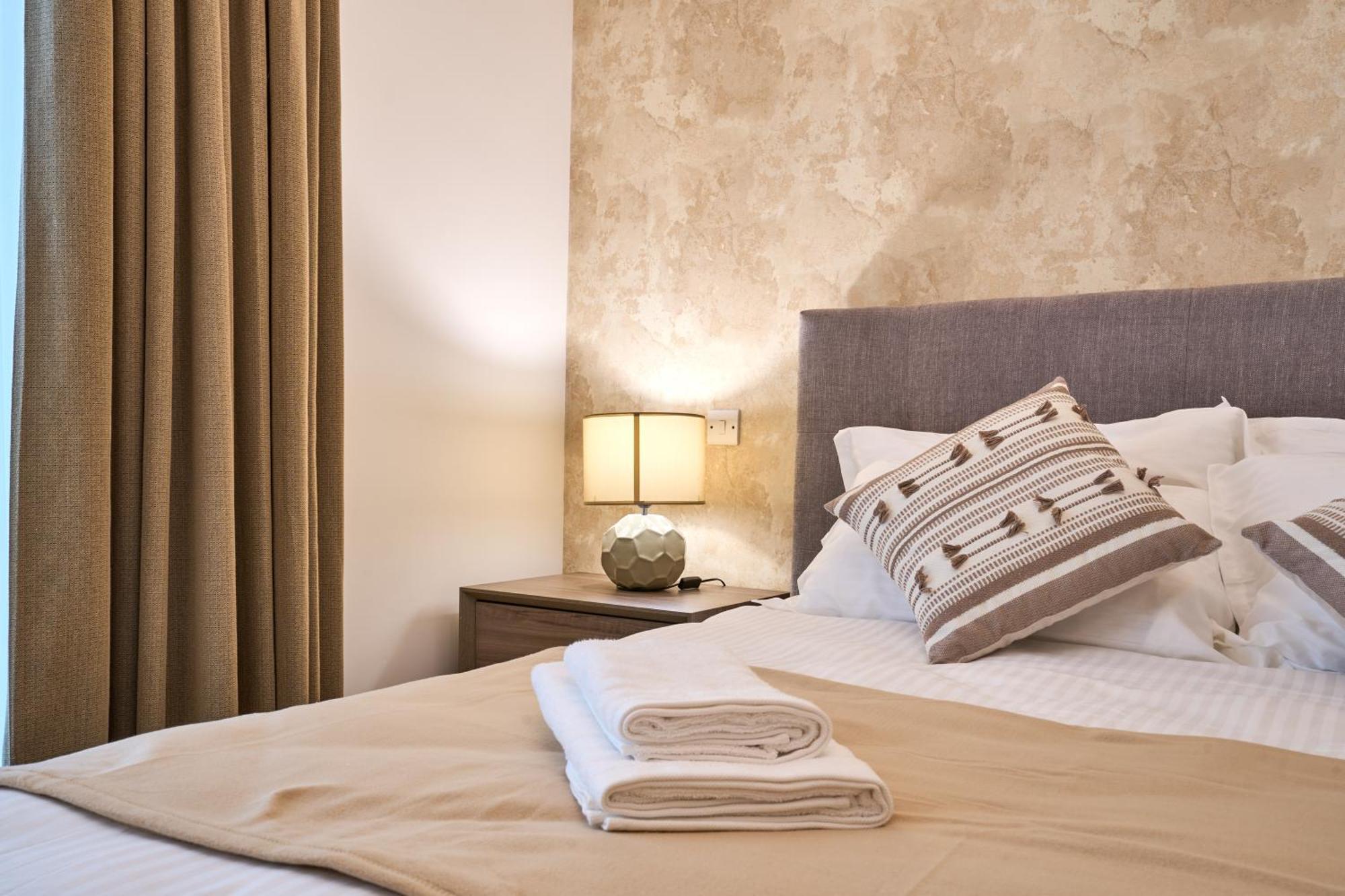 Stunning 3-Bedroom Seaview Retreat In Fort Cambridge Sliema Ngoại thất bức ảnh